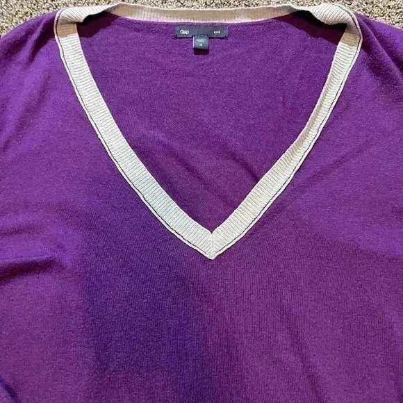 Gap long sleeve purple V-Neck Sweater - Picture 2 of 2